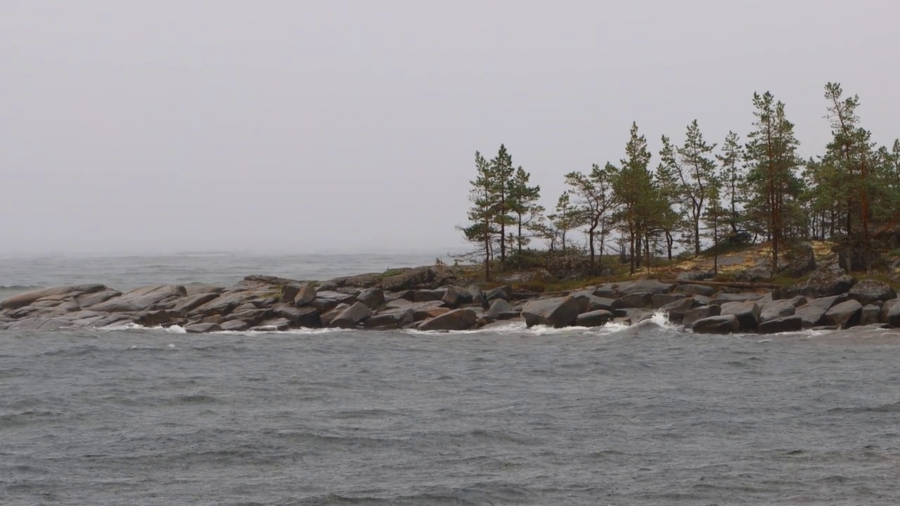 白海的恶劣天气。暴风雨，海浪和雨水侵袭着狂野的海岸视频素材