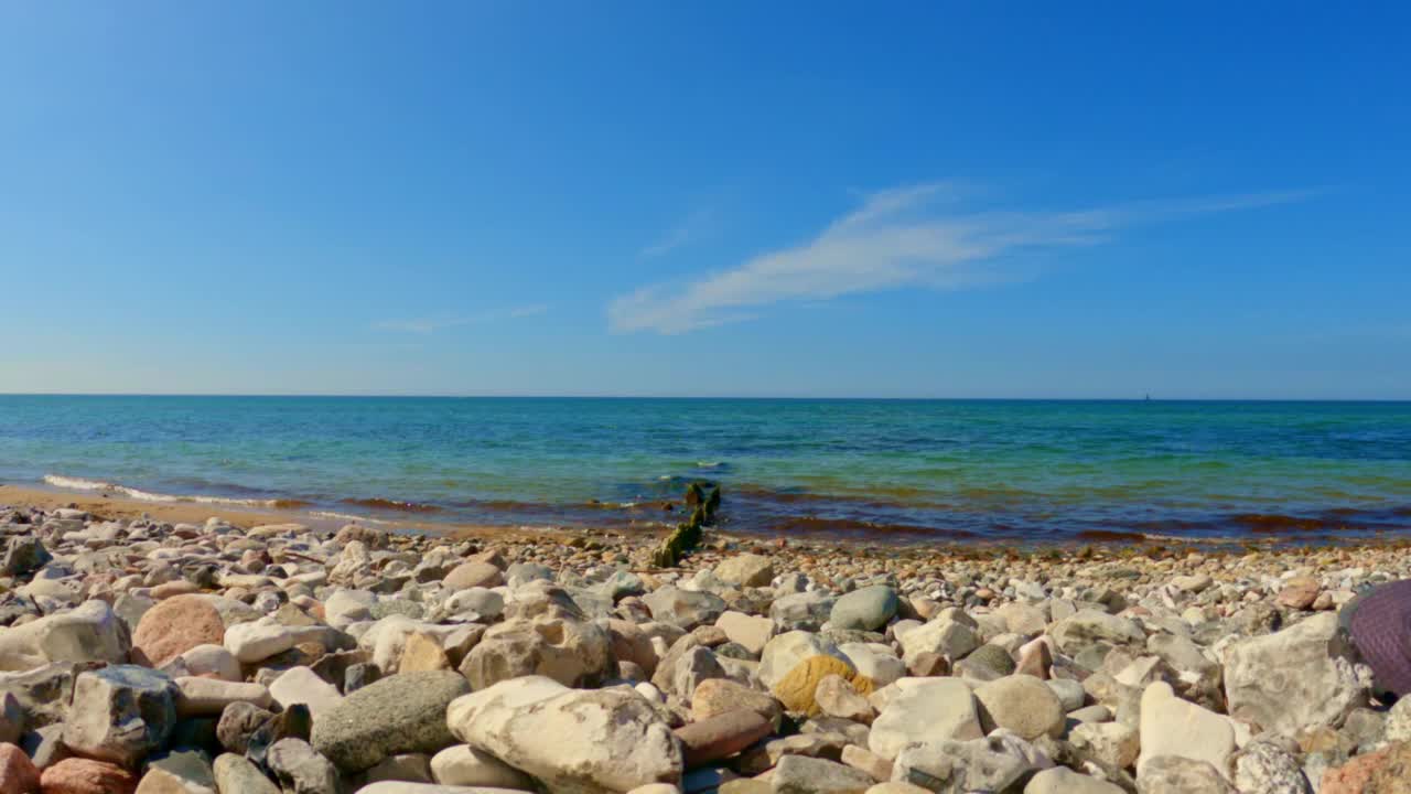 丹麦岩石海滩上温暖的夏日。视频下载