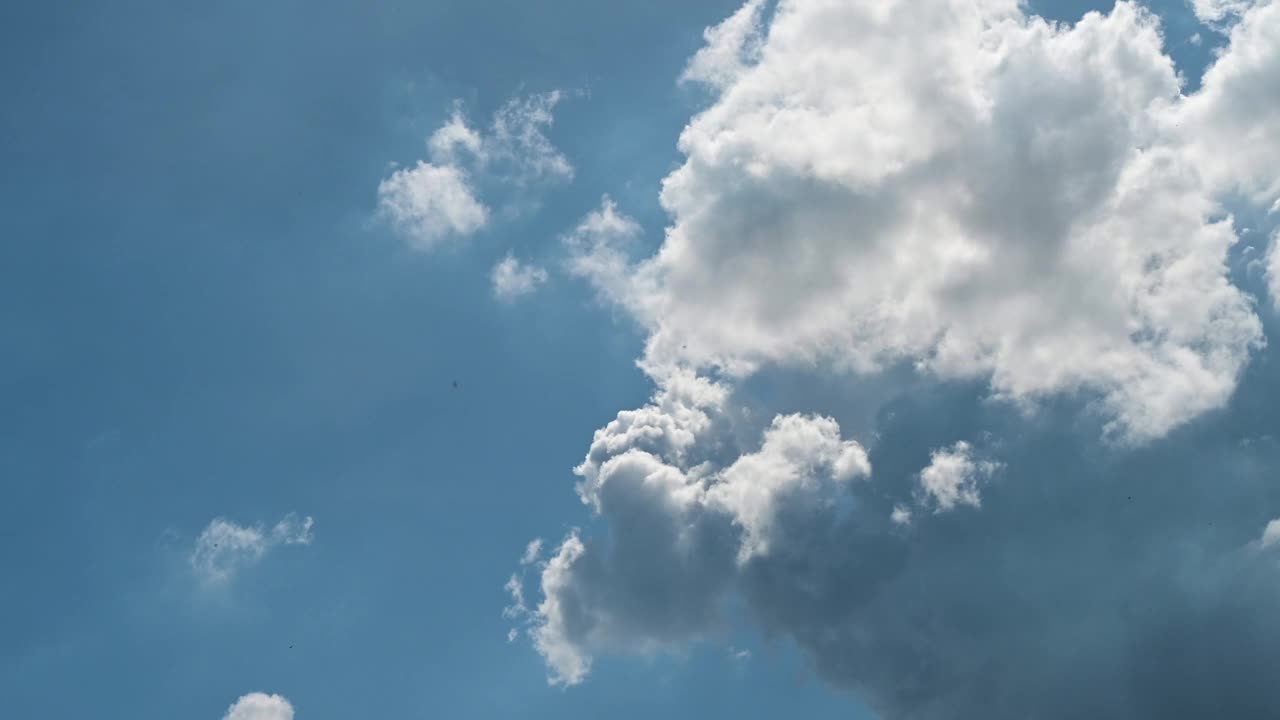 用4k分辨率拍摄戏剧性的黑暗风暴天空和云的延时。视频素材