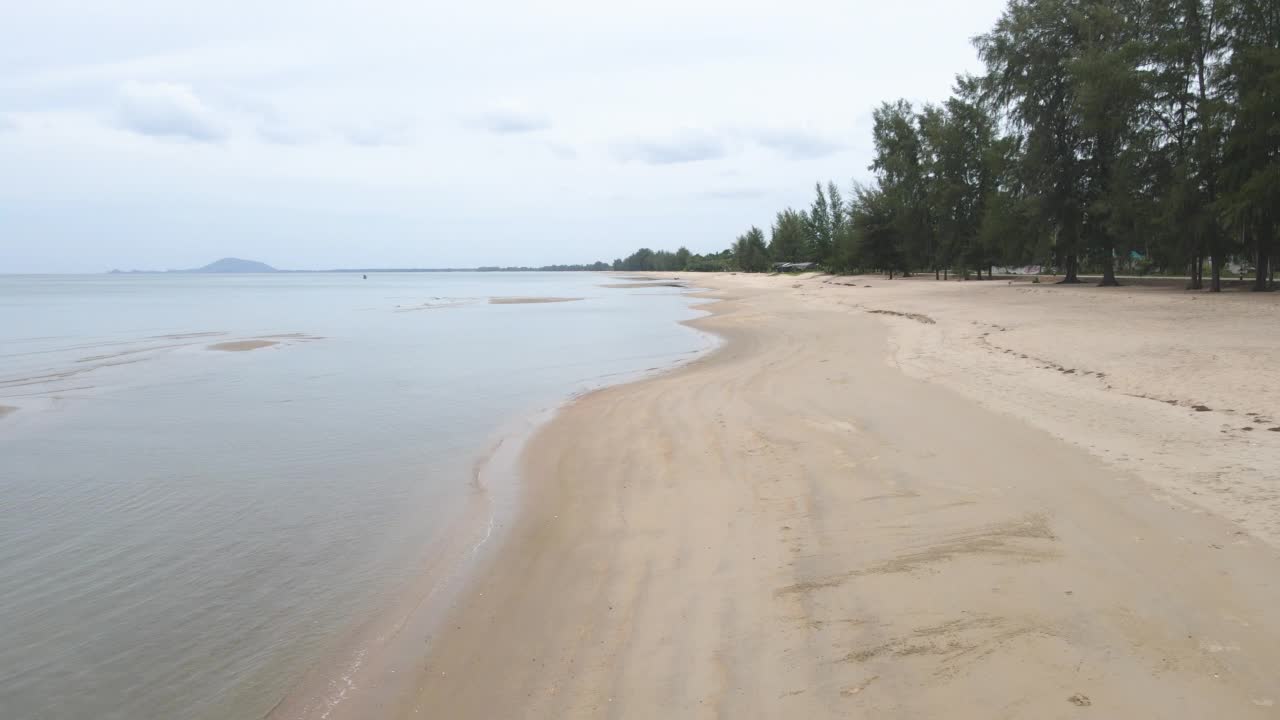 海洋和热带海滩的鸟瞰图视频素材