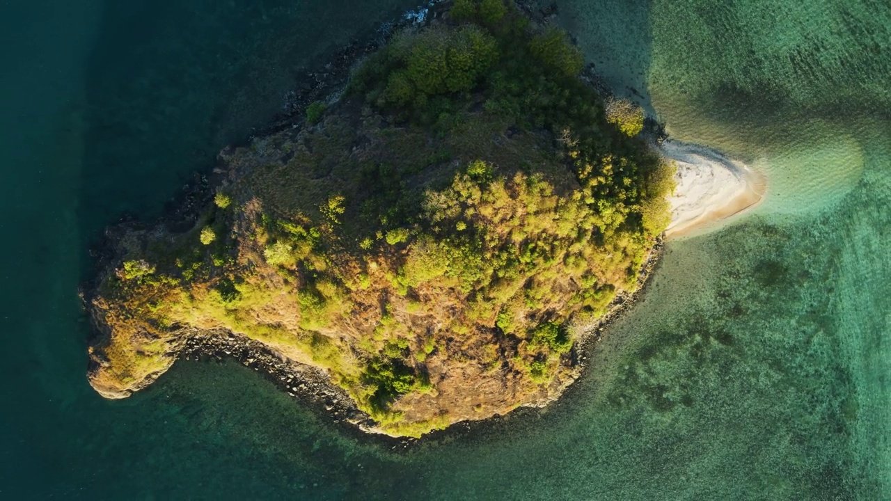 鸟瞰图在龙目岛堤坝，印度尼西亚在日落与蓝色的大海背景。视频素材