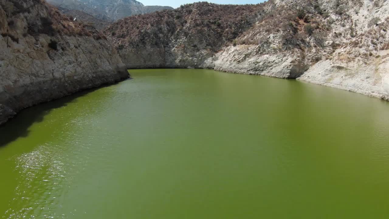 这是洛杉矶附近圣加布里埃尔山脉一座水库的航拍照片视频素材