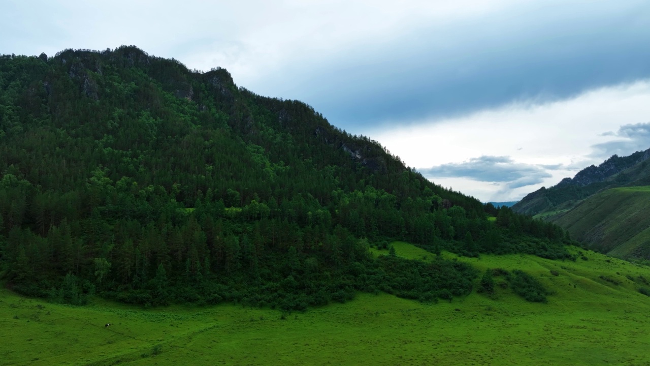 夏季山地景观。鸟瞰图视频素材