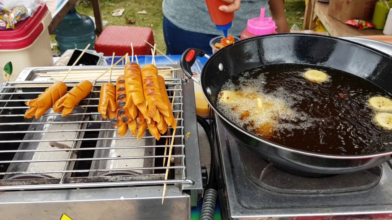 烹饪香肠和鸡块的过程视频下载