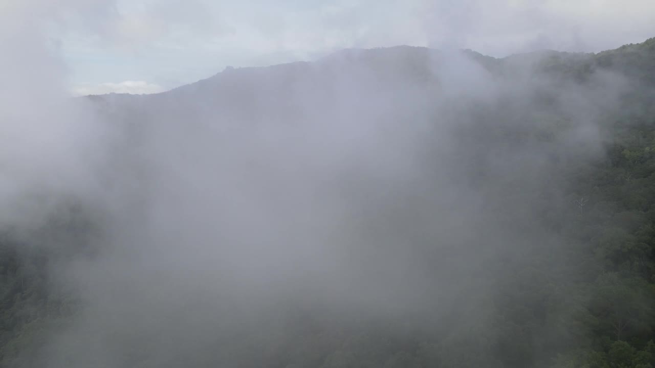 山间云雾空中无人机泰国Doi Suthep视频素材