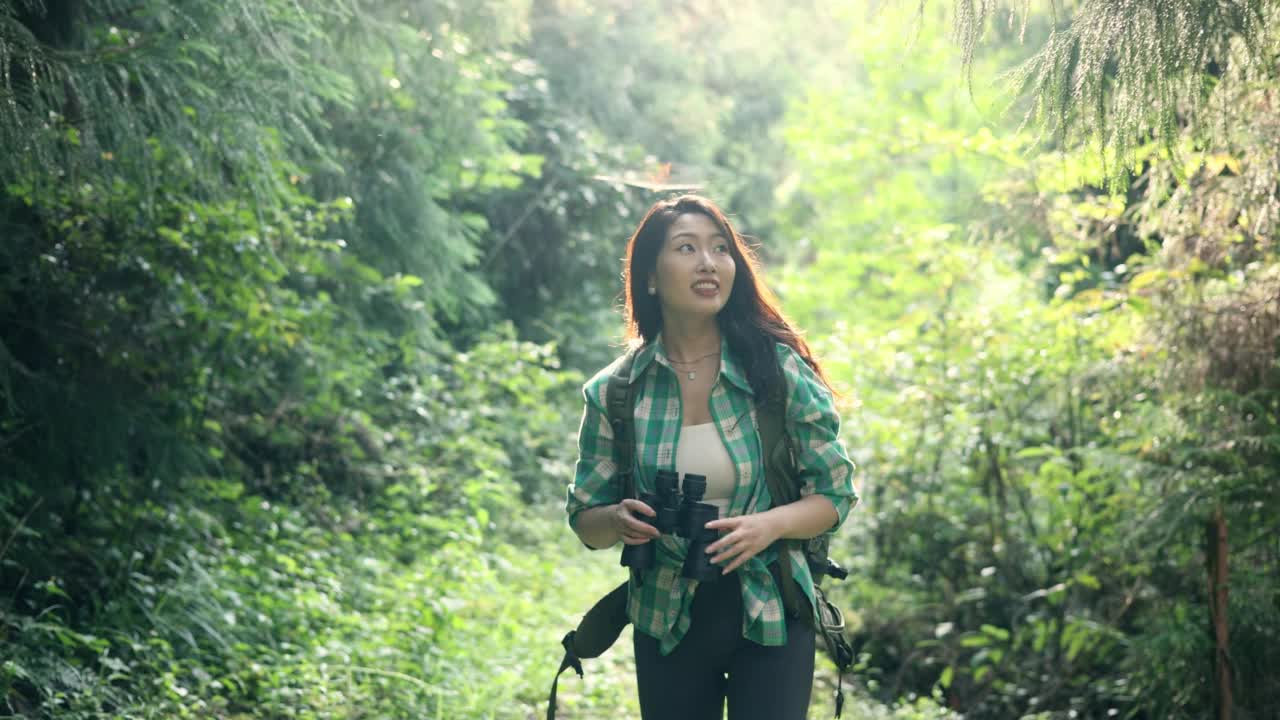 森林徒步旅行的女人视频素材