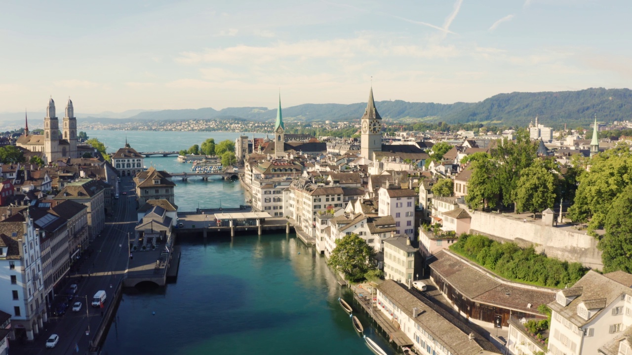 Skyline的Zürich与Limmat和Grossmünster 4K视频素材