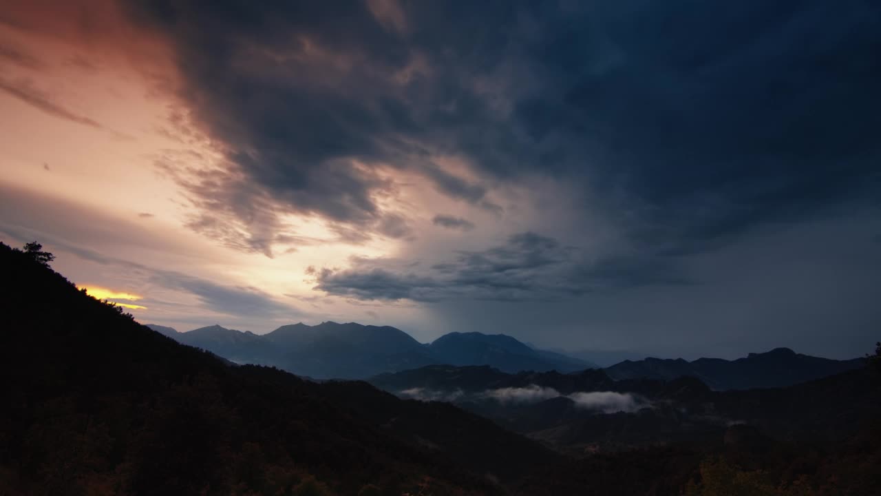 日落的时间推移在山上史诗般的多云天空在晚上旅行视频素材