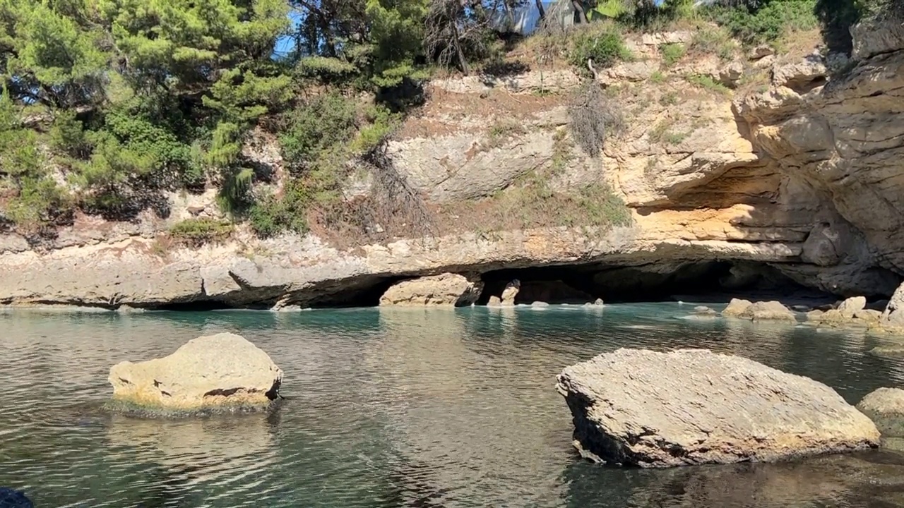 岩石在清澈的海水中溶蚀。地中海海岸美丽的世外桃源。视频素材