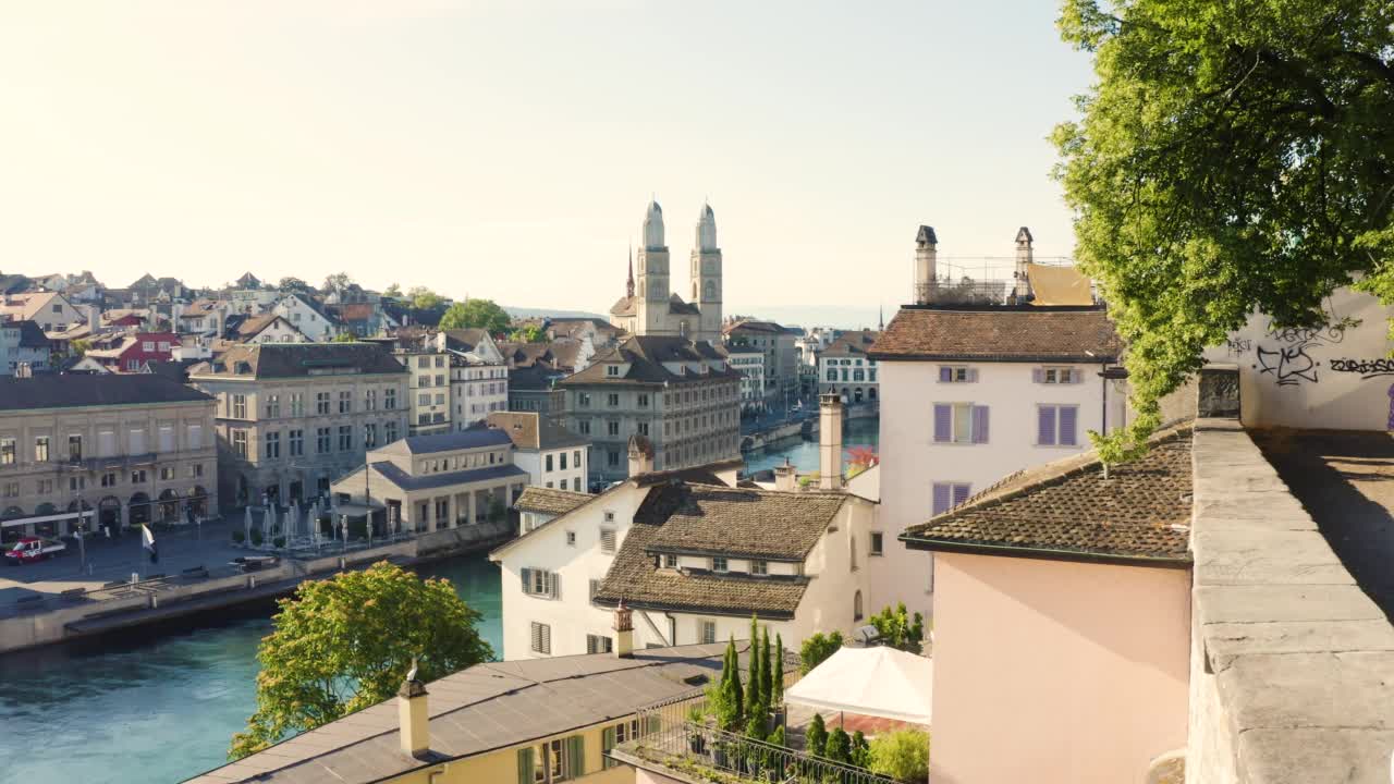 Skyline的Zürich与Limmat和Grossmünster 4K视频素材