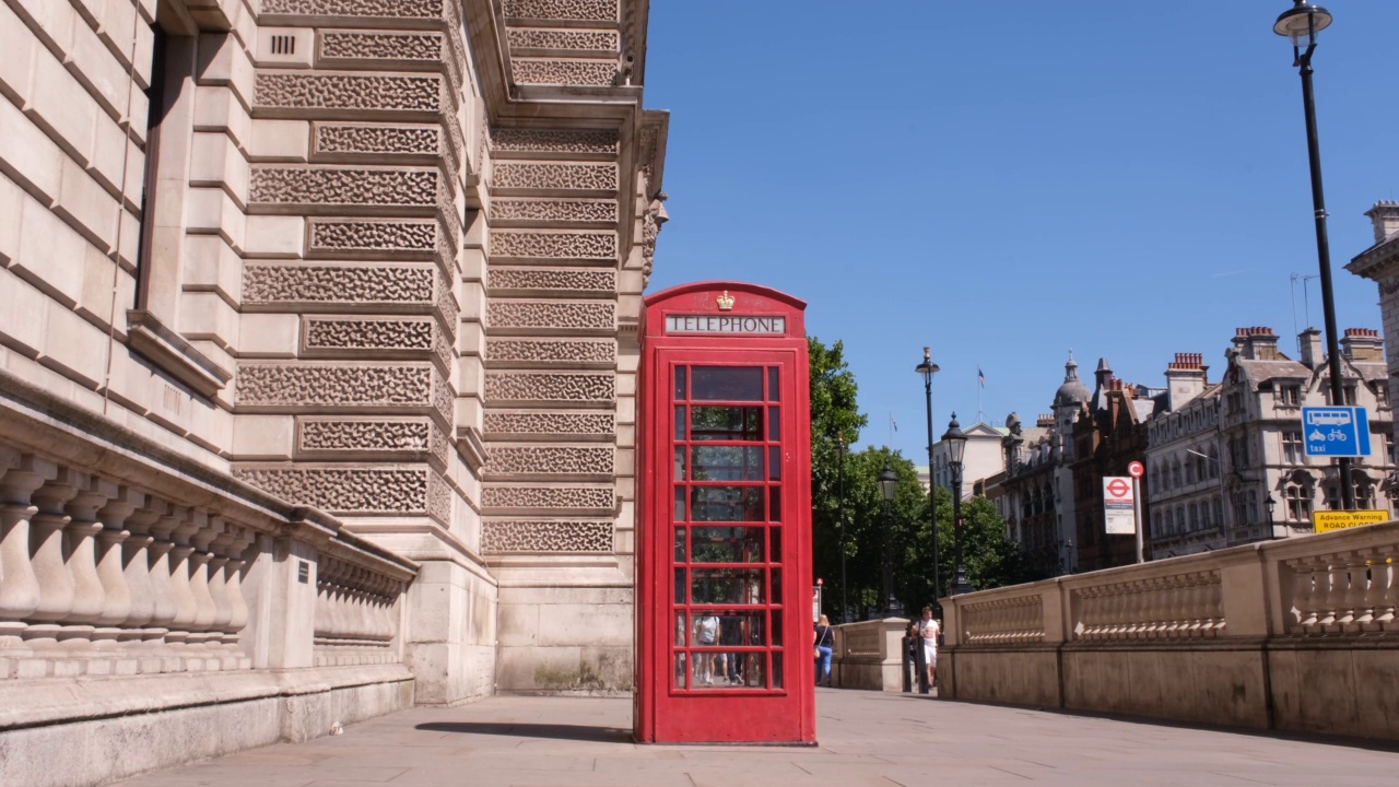 英国伦敦中央大街上的红色电话亭。红色英国电话亭，伦敦背景。视频下载