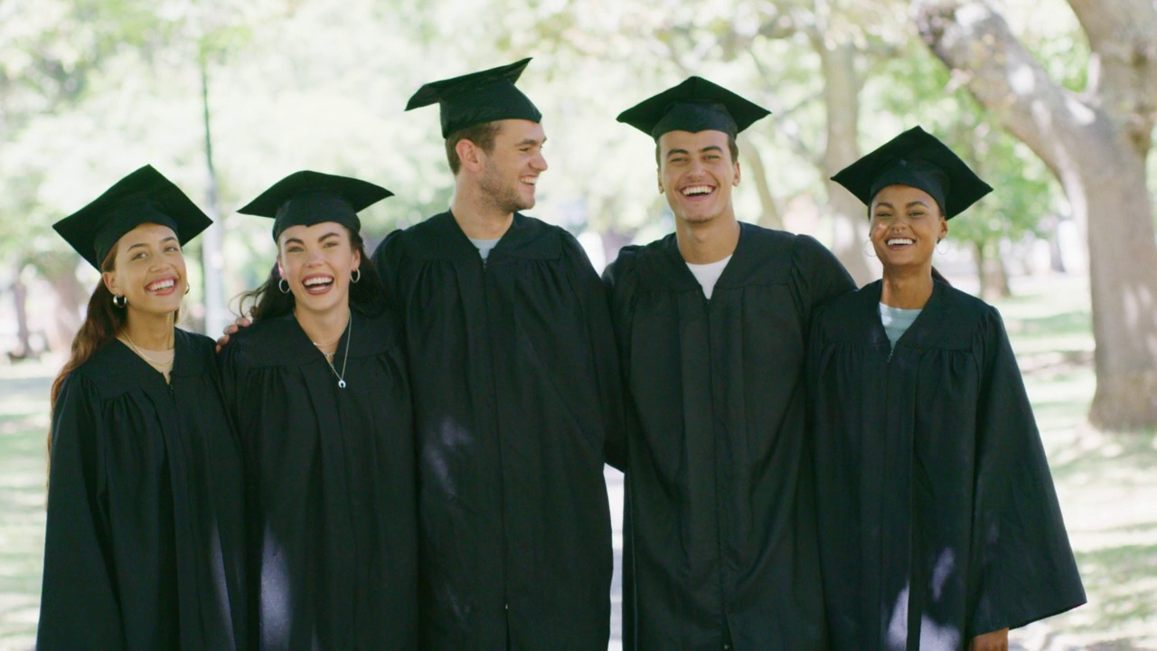 一群戴着学士帽、穿着学士服的大学毕业生在毕业典礼上一起站在外面的肖像。自豪的学生们在学习成功后拍照留念视频素材