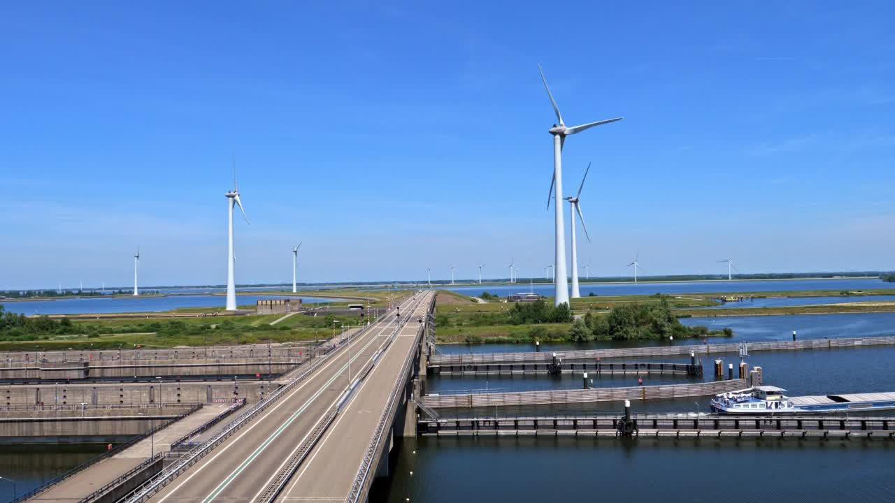 荷兰泽兰的道路，船闸和风力涡轮机视频素材