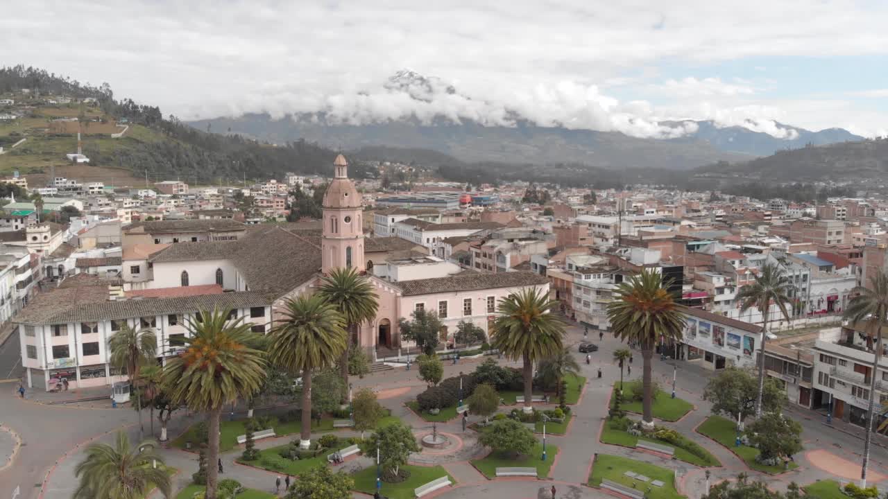 位于厄瓜多尔安第斯地区的圣路易，后面是科塔卡奇火山。Otavalo, Imbabura视频素材