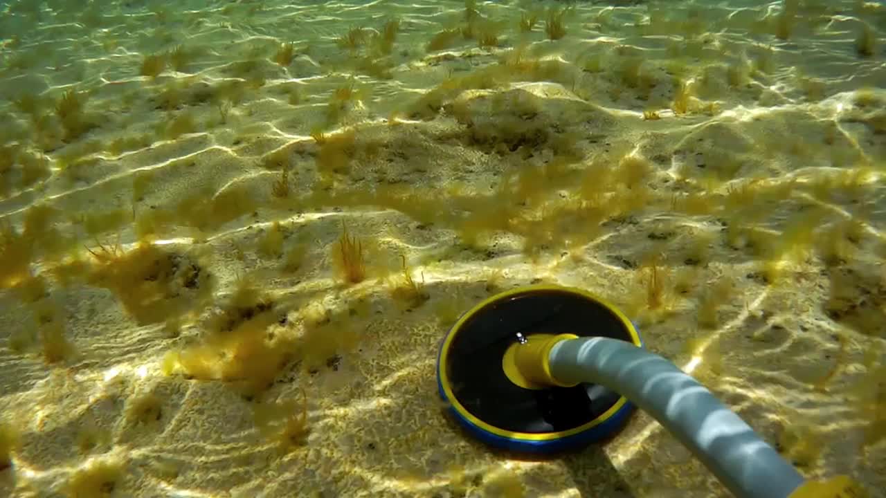 水下金属探测器。视频素材