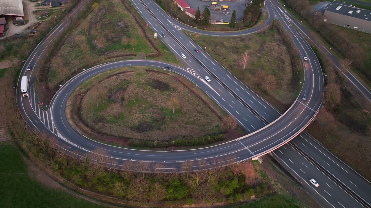 高速公路十字路口的鸟瞰图，快速移动的繁忙交通。城际交通，有很多汽车和卡车视频素材