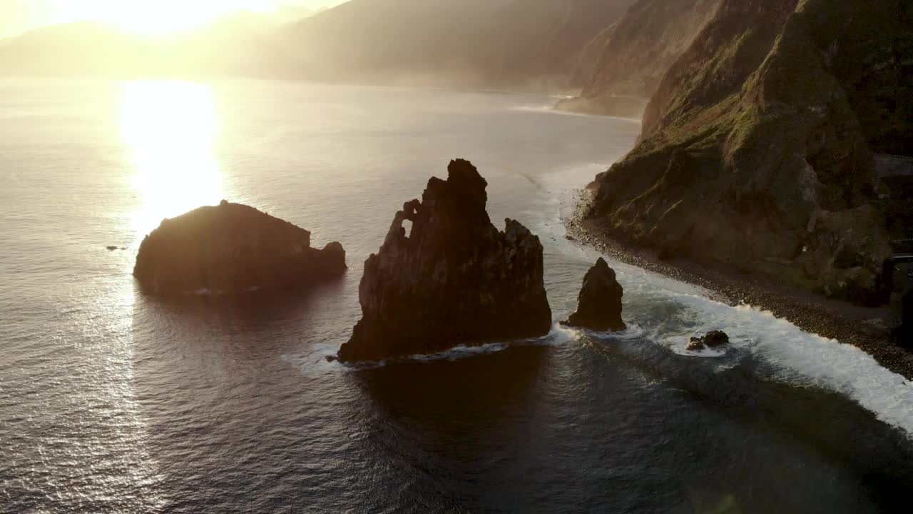 空中起重机拍摄的巨大海柱附近Ribeira Da Janela，葡萄牙马德拉岛视频素材