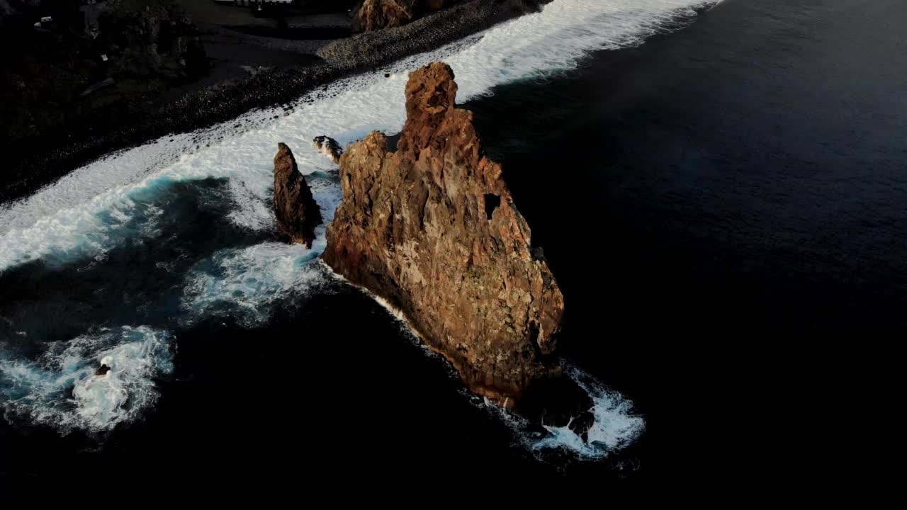 在葡萄牙马德拉岛Ribeira Da Janela附近的海上悬崖上飞行的无人机视频素材