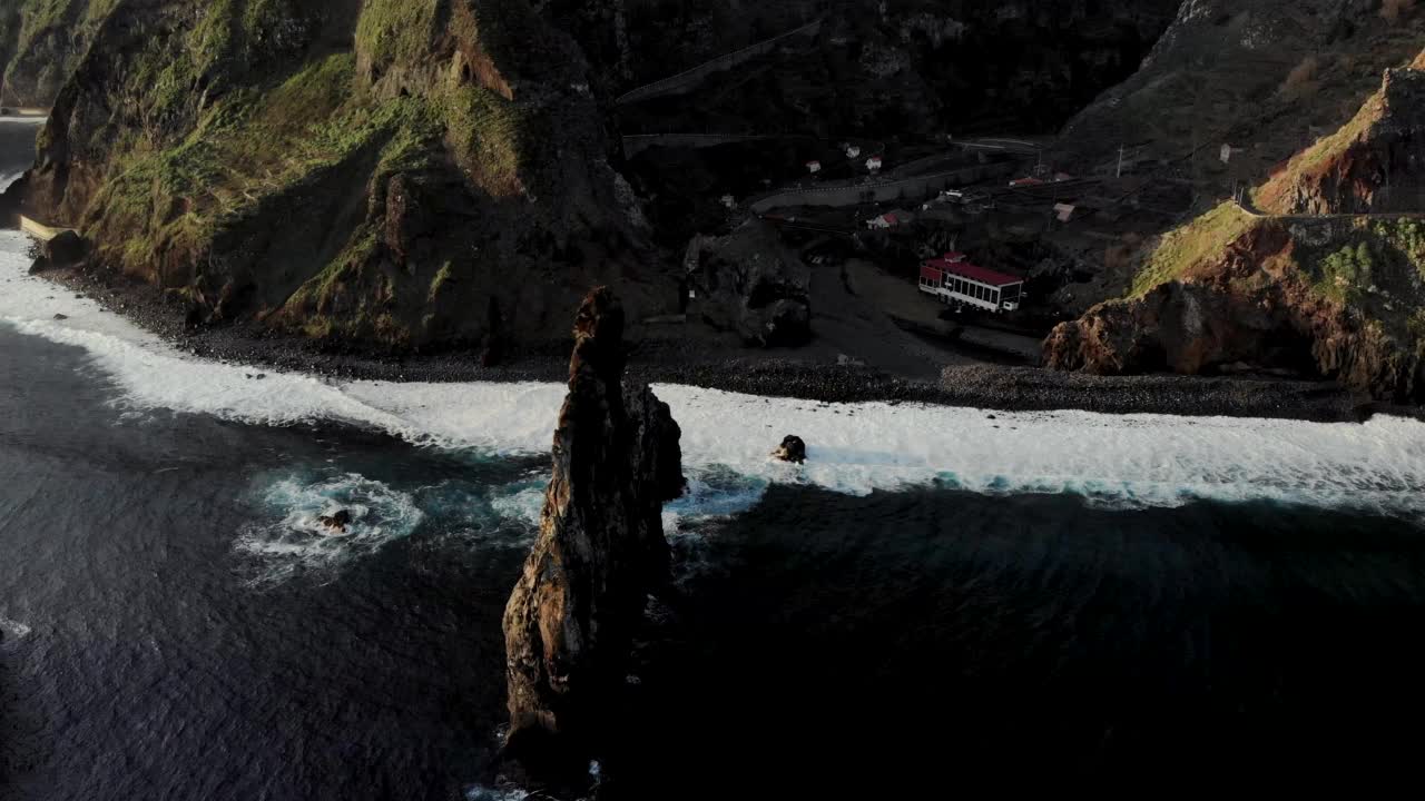 无人机在葡萄牙马德拉岛的Ribeira Da Janela海岸附近的海蚀柱上空盘旋视频素材