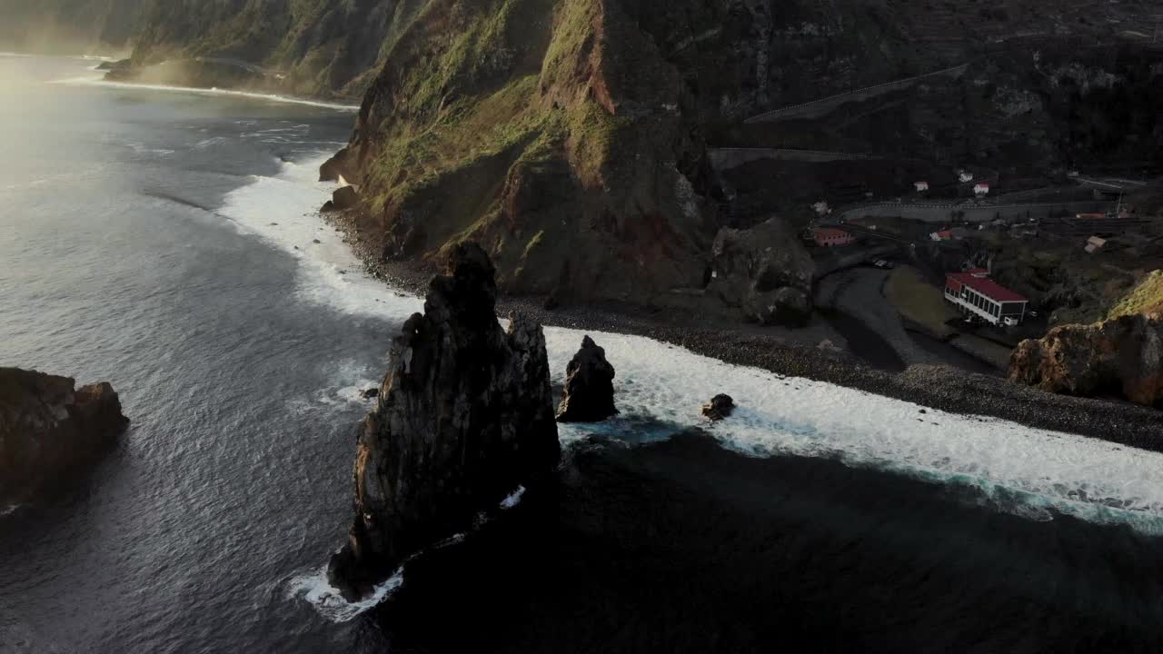 无人机环绕着葡萄牙马德拉岛Ribeira Da Janela海岸的巨大悬崖盘旋视频素材