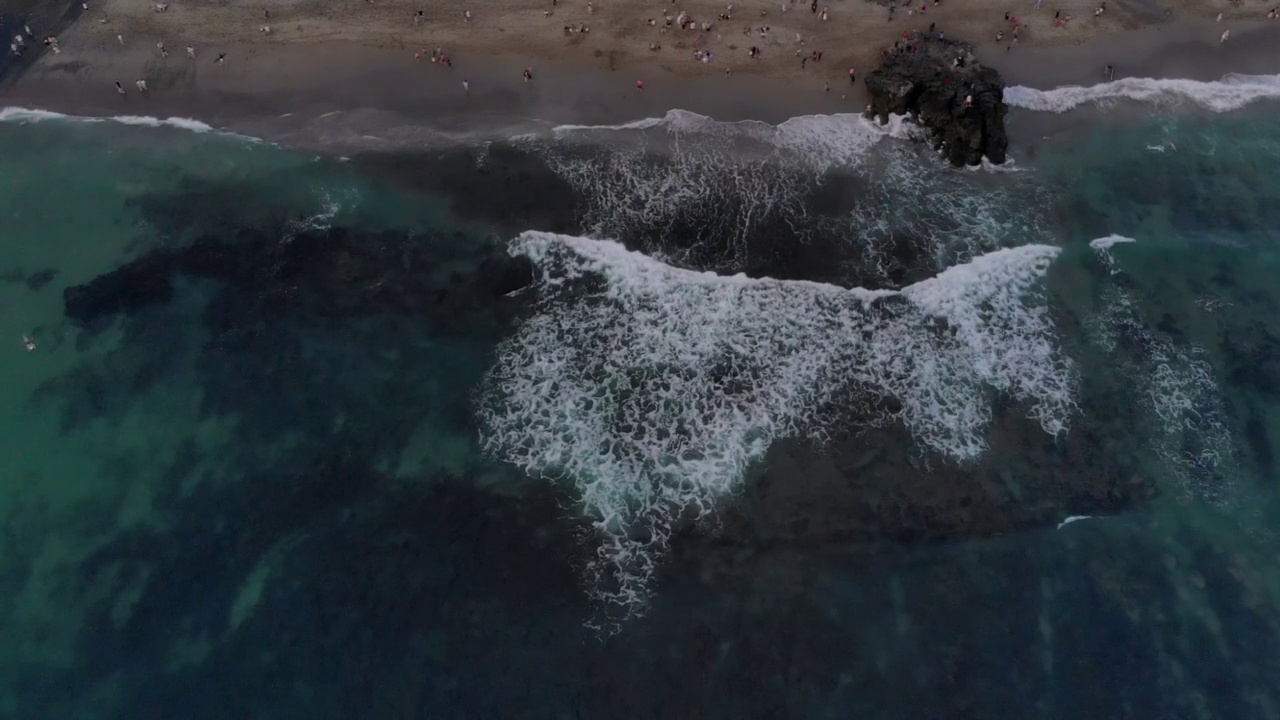 巴厘岛沧古海滩的空中海浪视频素材