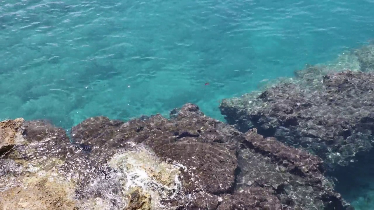 岩石海岸，清澈碧蓝的地中海海水。视频下载