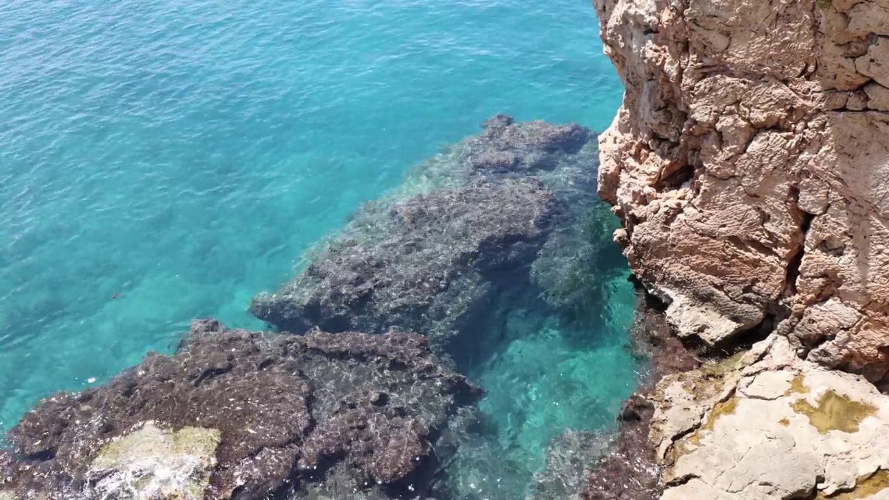 岩石海岸，清澈碧蓝的地中海海水。视频下载