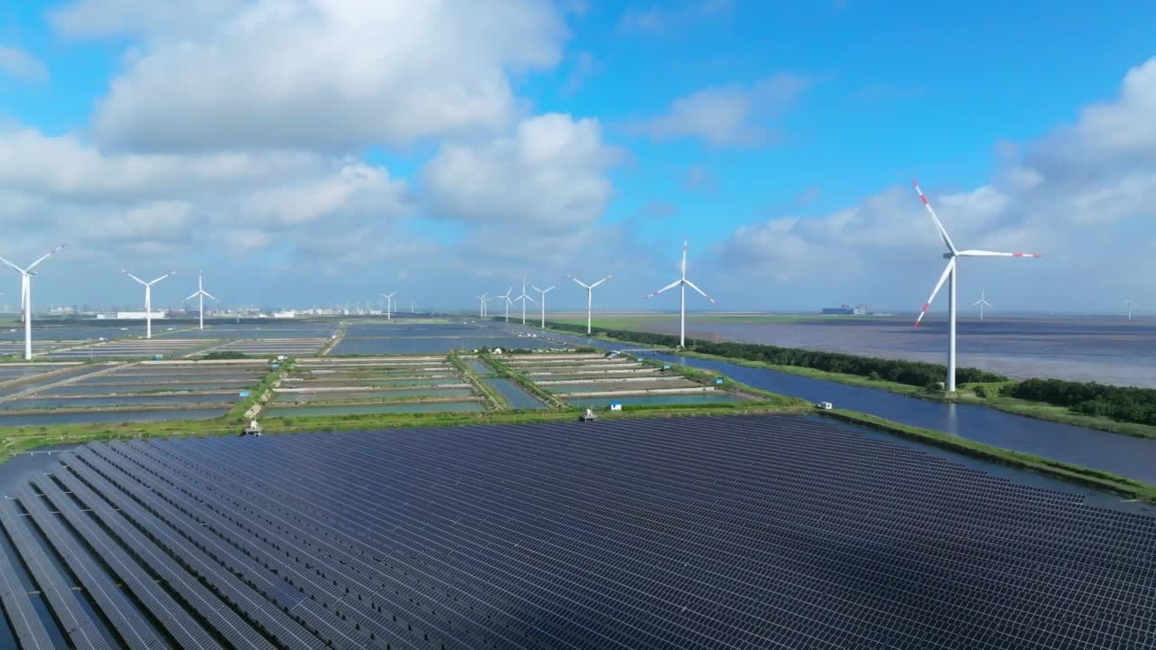 湖上的太阳能发电站和风力涡轮机厂，蓝天碧水，新绿色能源概念图视频素材