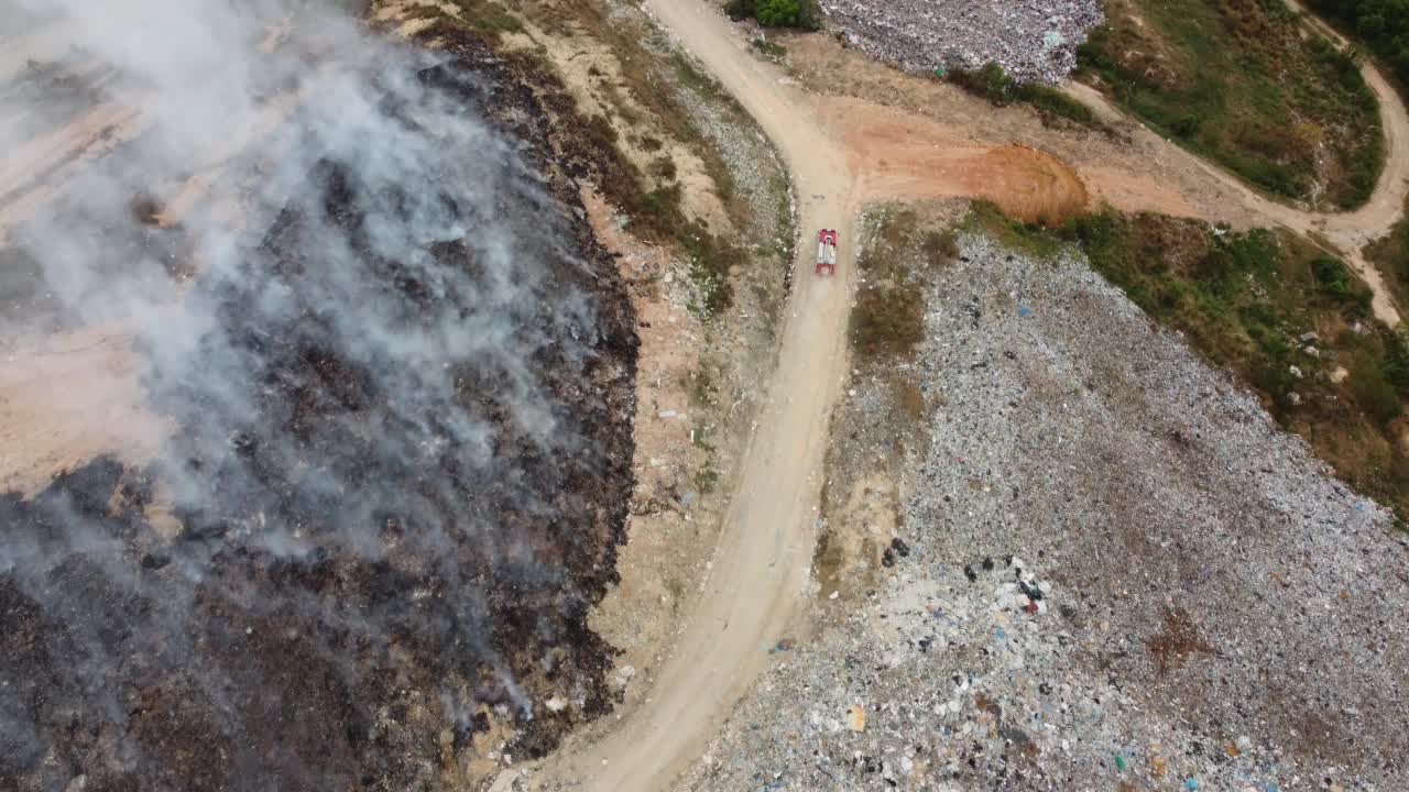 鸟瞰图消防车在道路上移动，前往救火视频素材