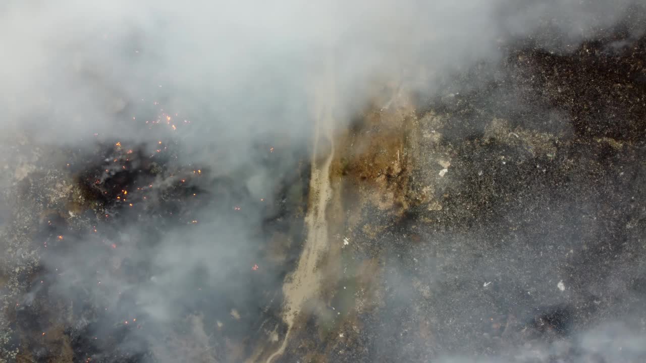 鸟瞰图垃圾场左侧一半被大火烧毁视频素材