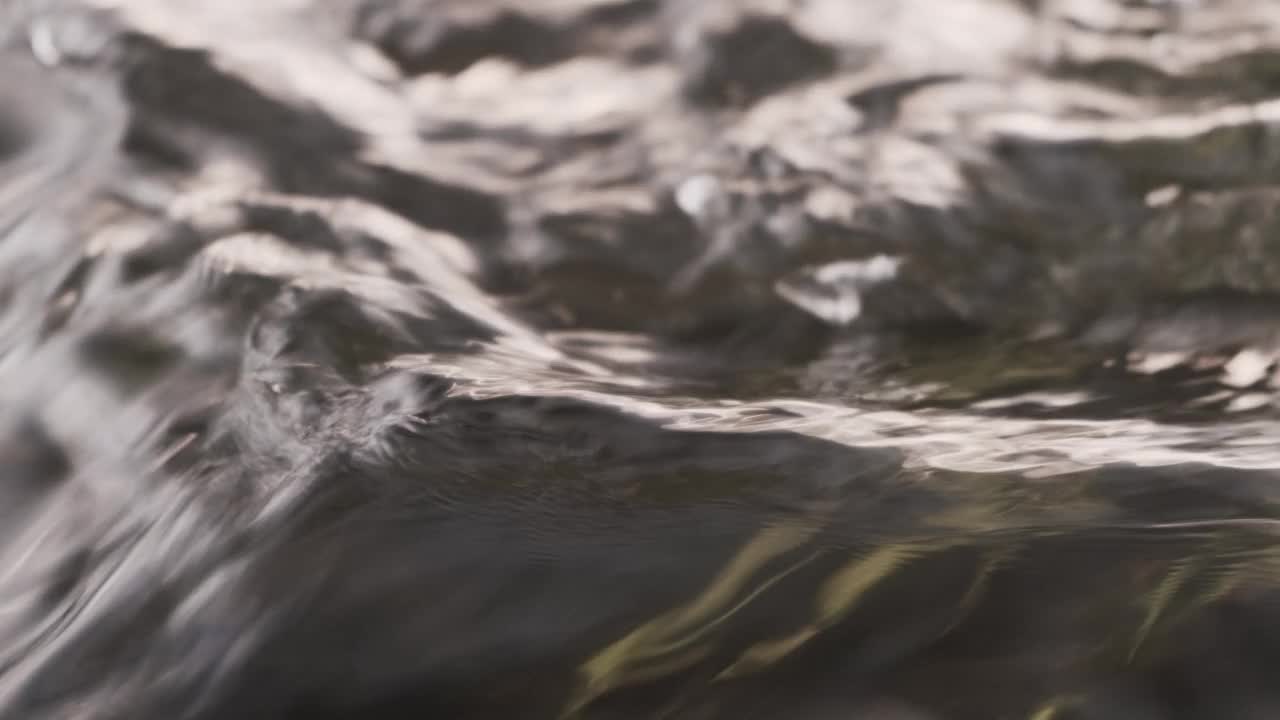 河里的水慢慢地流动特写视频素材