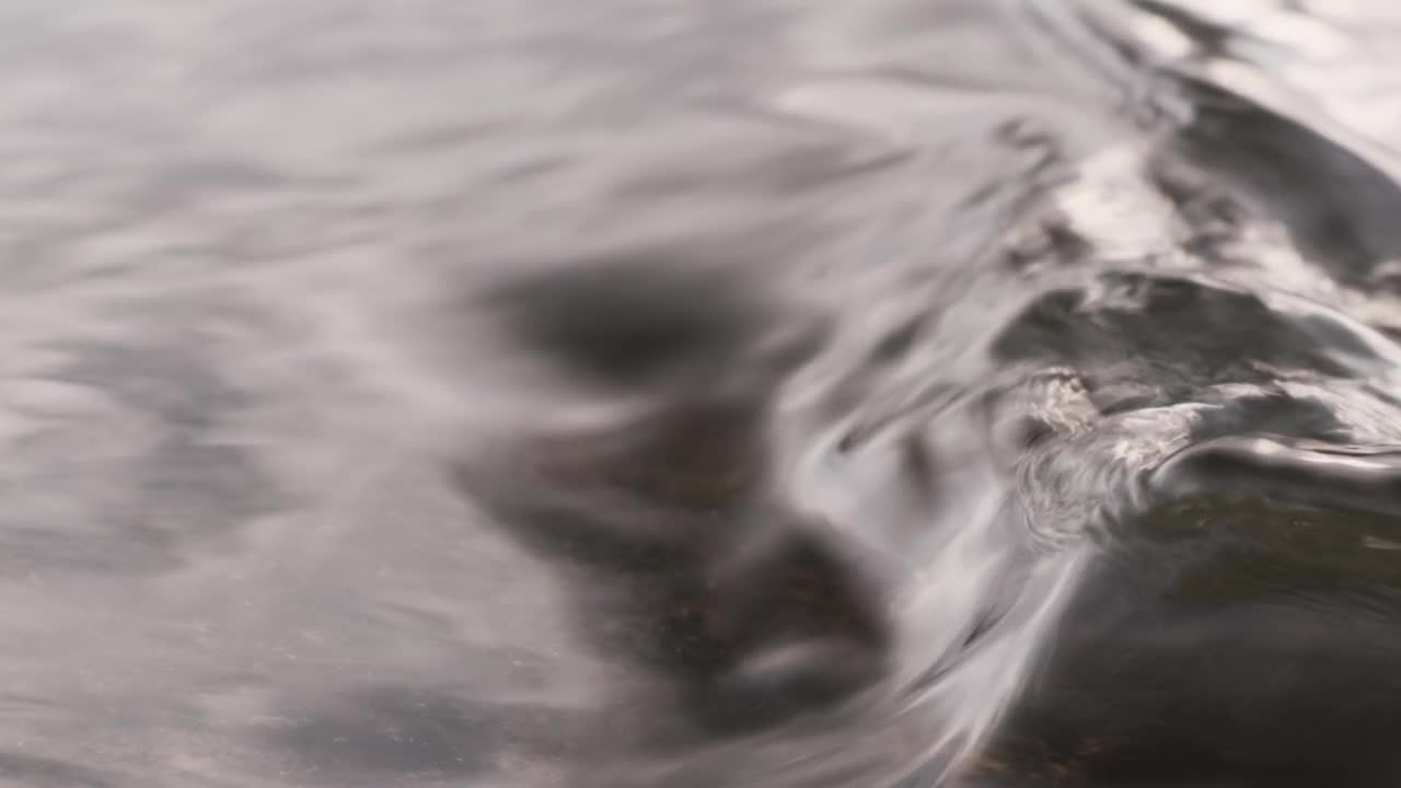 河里的水慢慢地流动特写视频素材