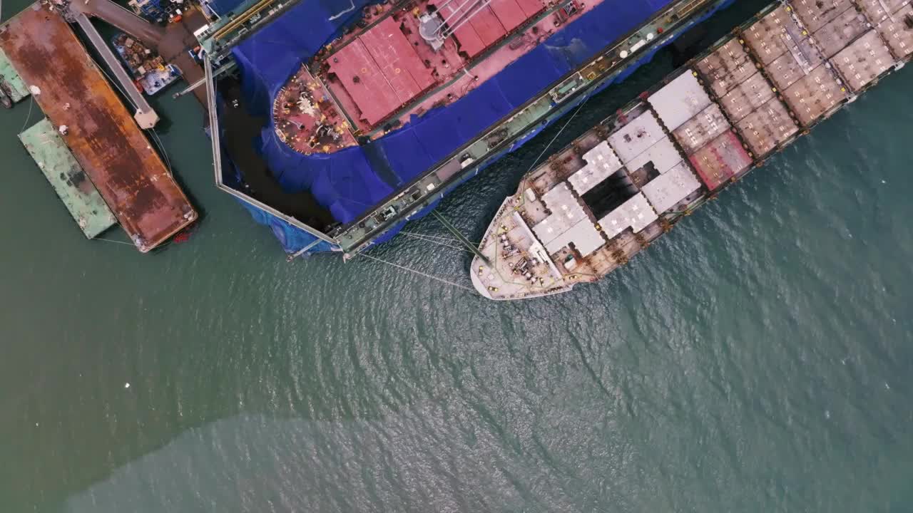 集装箱船正在海滨船坞修理。视频素材