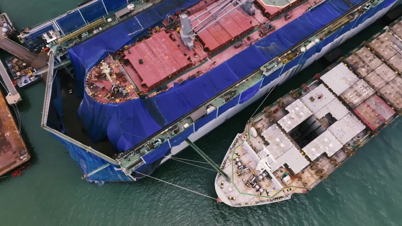 集装箱船正在海滨船坞修理。视频素材