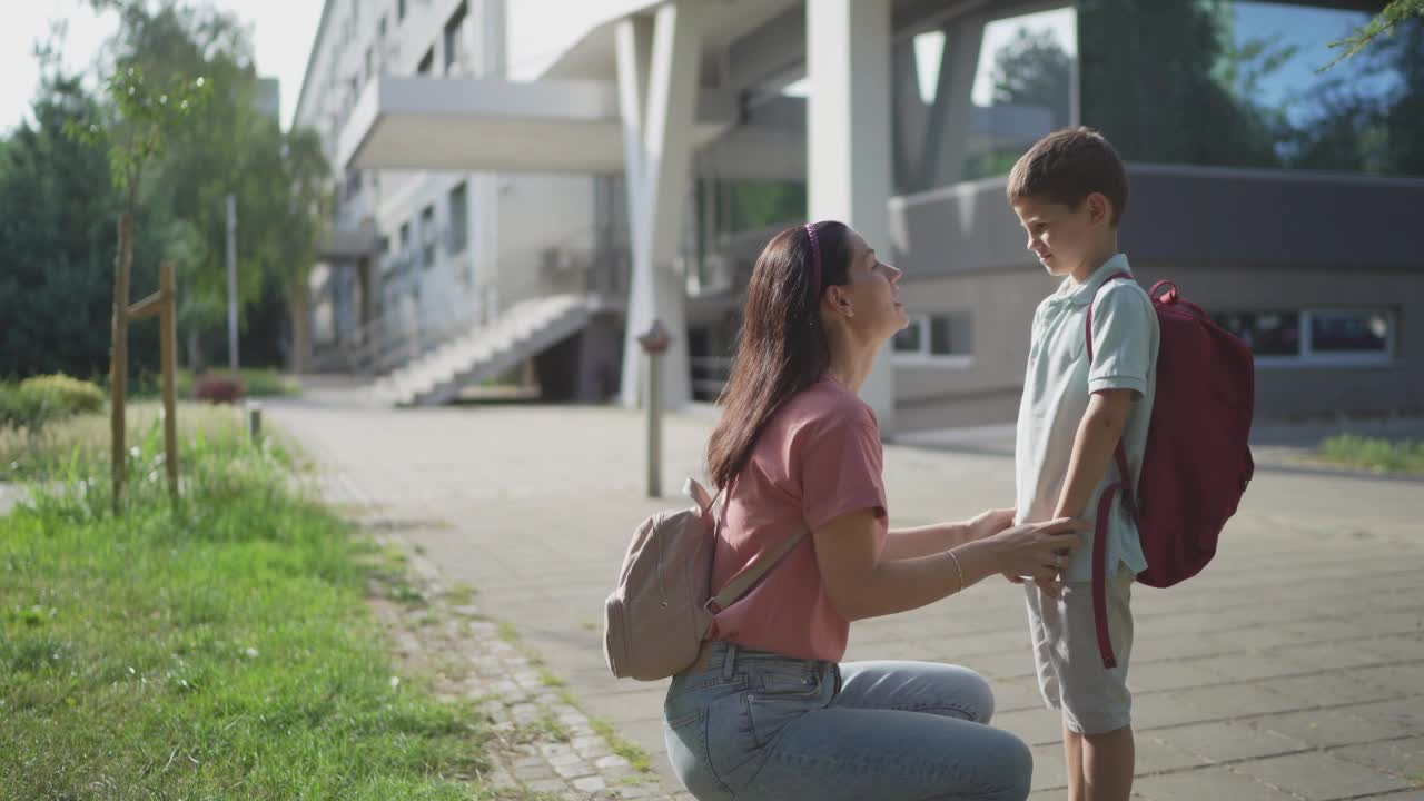 步行送儿子上学视频素材