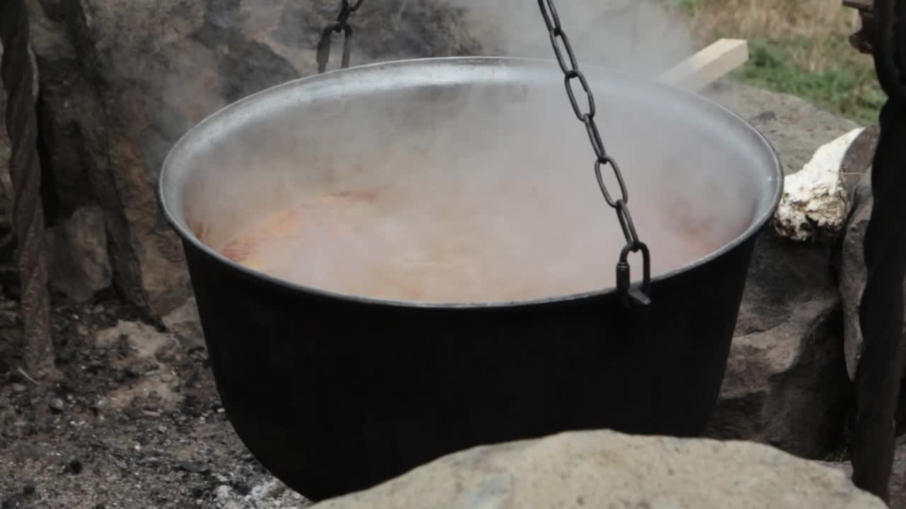 传统的匈牙利bograch。在明火上做饭。传统的匈牙利炖牛肉锅。喀尔巴阡山脉的菜。肉和辣椒汤。视频素材