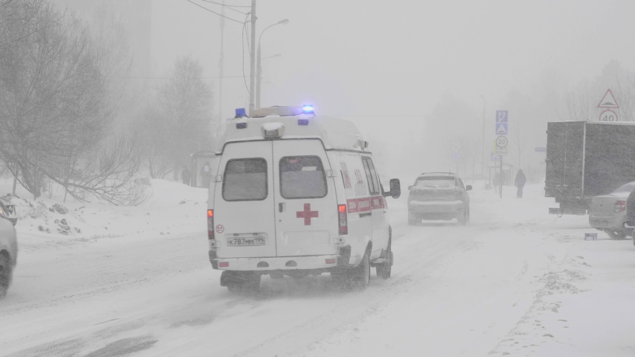 雪在城市的道路上与汽车。视频素材