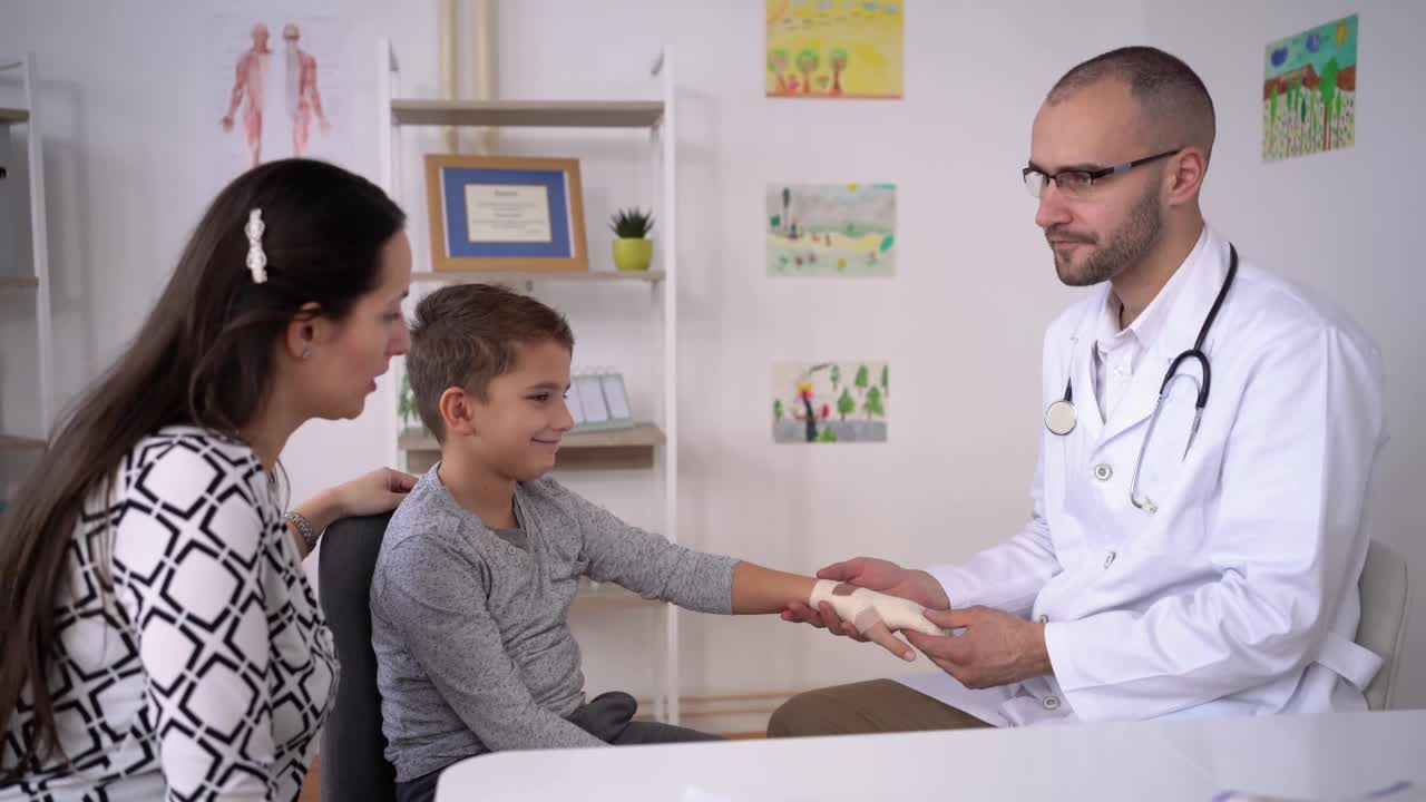 手腕骨折的小男孩在儿科诊所视频下载