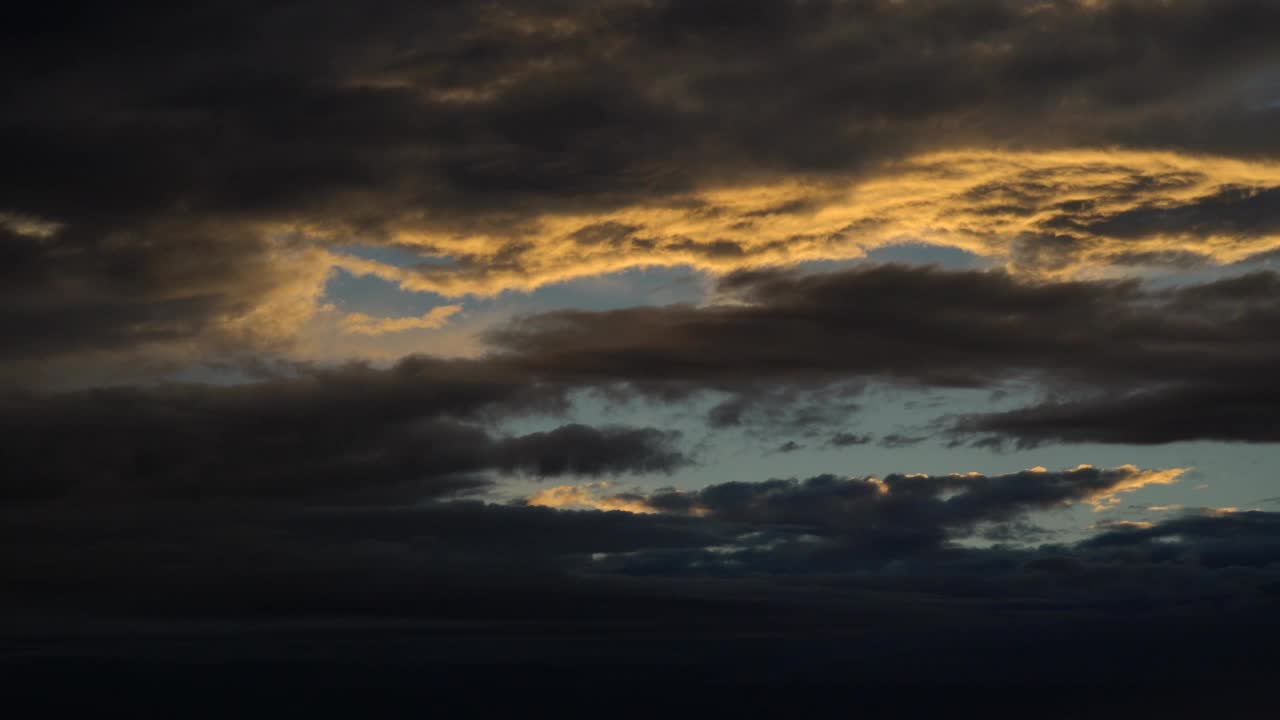 乌云伴随着闪电。在日落的天空。下雨的时间。糟糕的先民。4 k。全景。太阳在云视频素材