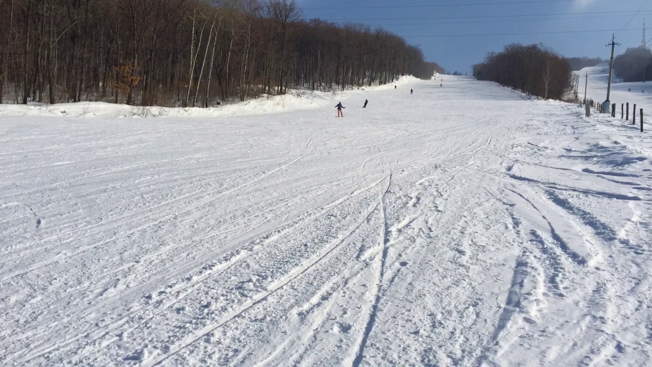 在著名的滑雪胜地消磨时光，在一场雪后的清新空气中驰骋，有动感。视频素材