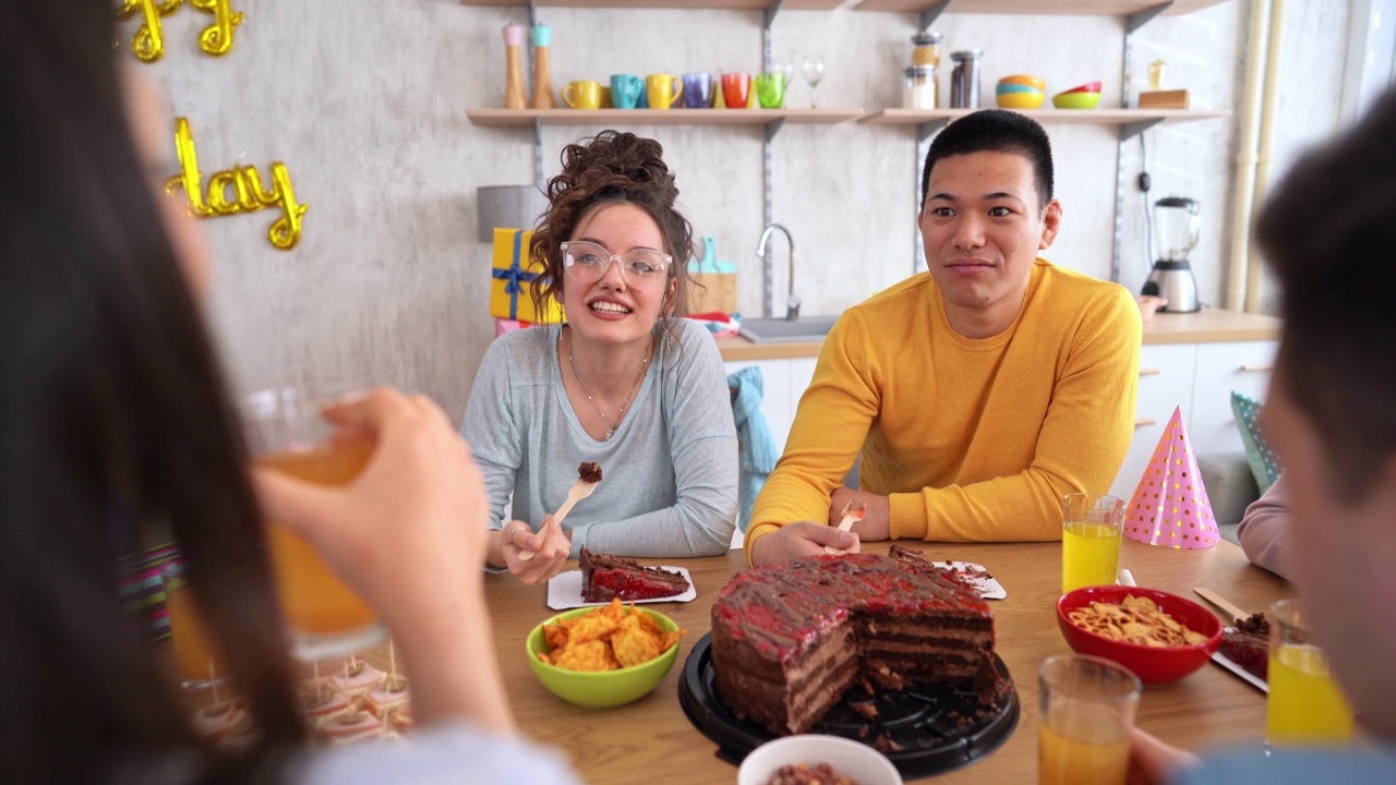 一群朋友庆祝生日视频素材