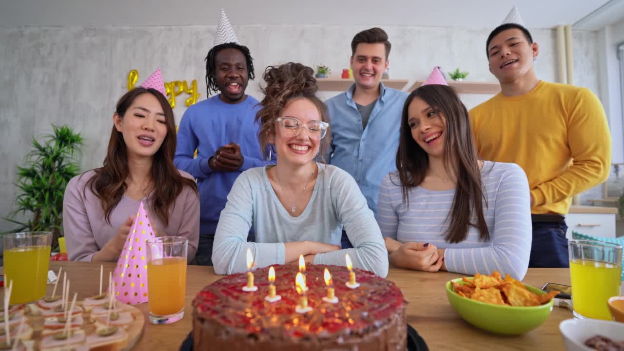 一群朋友庆祝生日视频素材