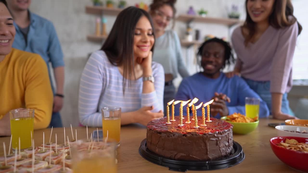 一群朋友庆祝生日视频素材