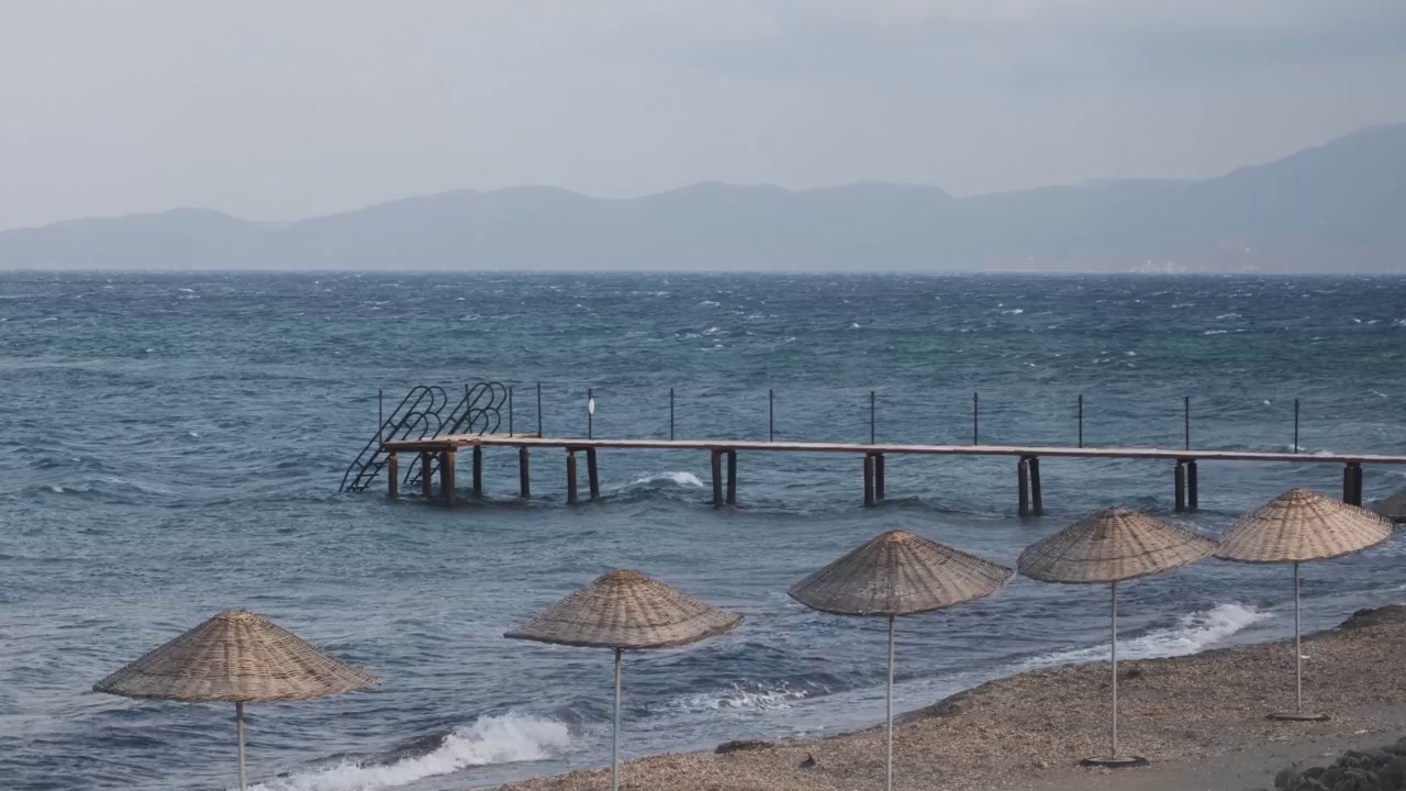 爱琴海多风的海滩视频素材