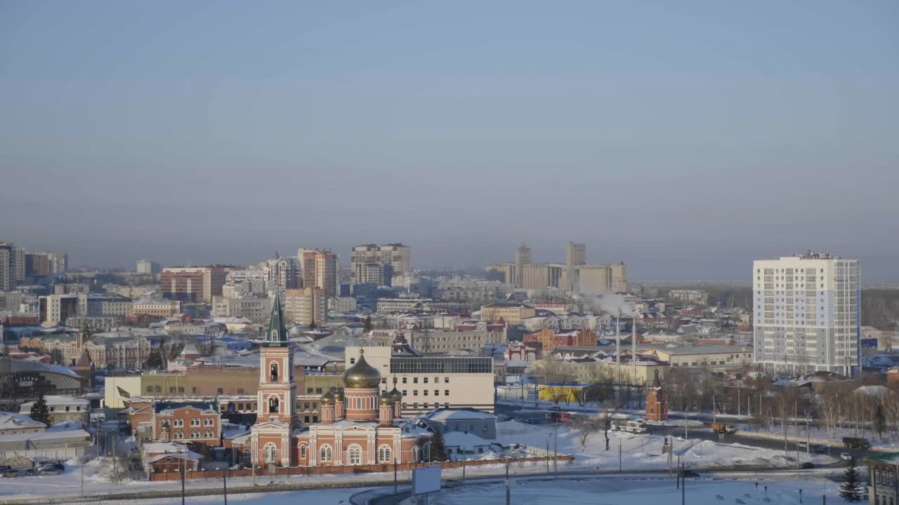 城市巴尔瑙尔的城市和教堂的看法，阿尔泰，俄罗斯。视频下载