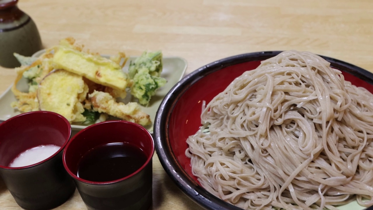 日本的荞麦天妇罗套餐视频素材