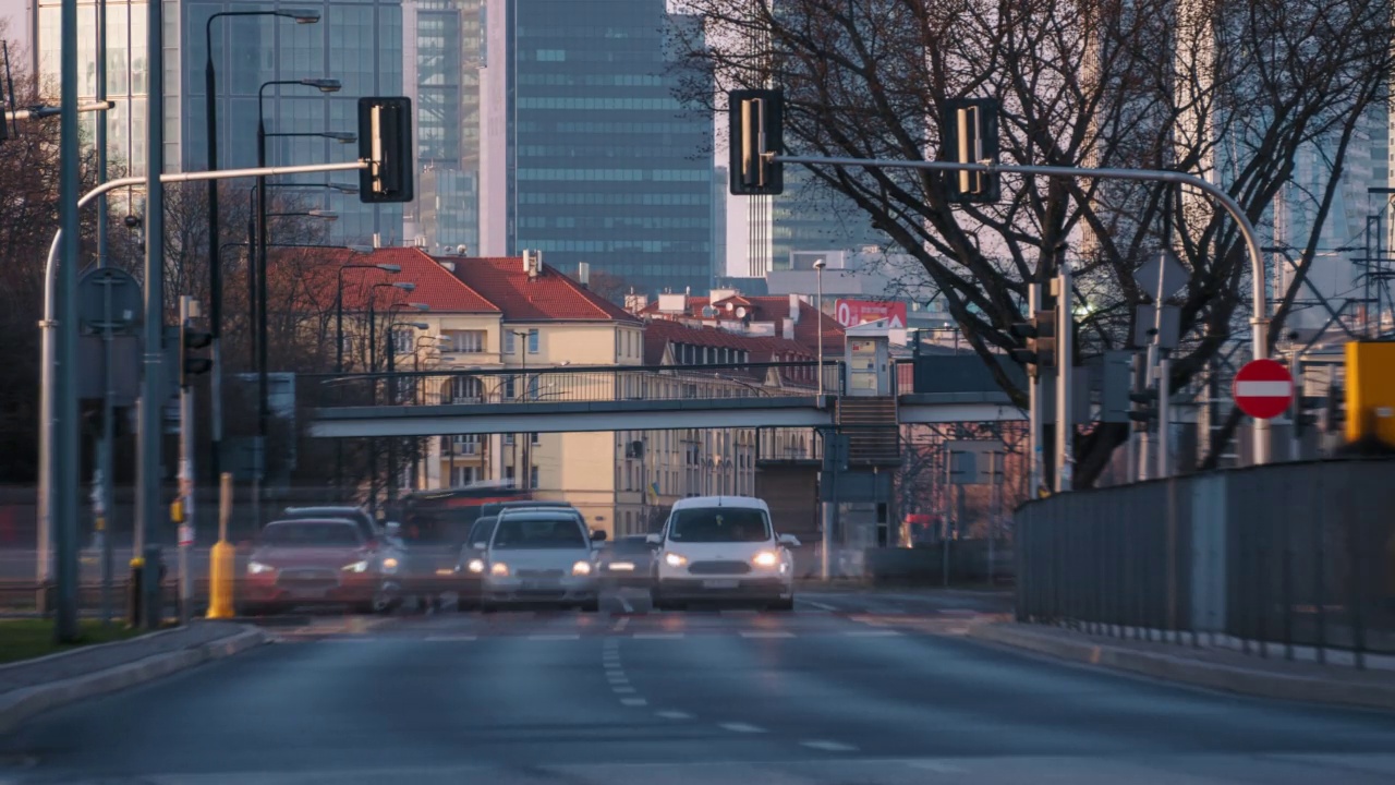 长曝光延时拍摄的汽车交通在现代大城市中心的道路在晚上。市区繁忙十字路口的时间流逝。快速运动的汽车和电车。街上交通堵塞视频素材