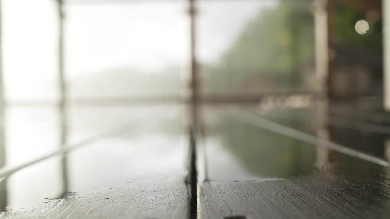 雨落在甲板上视频下载