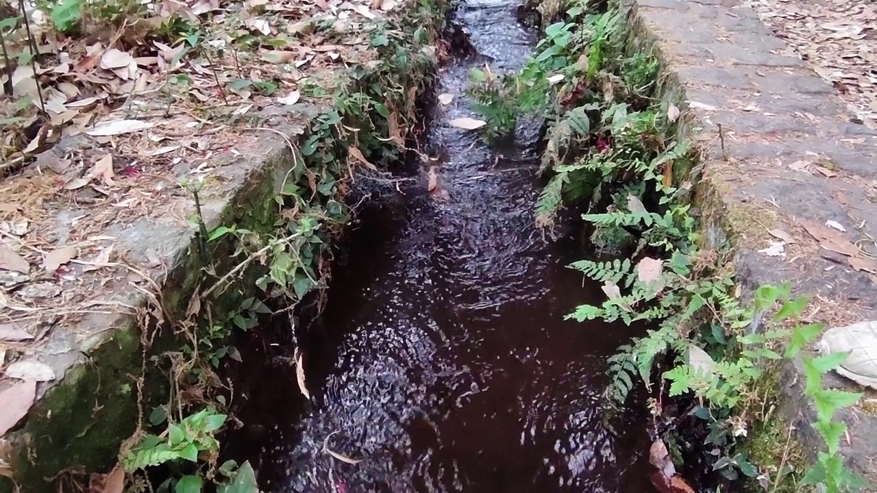 水流通过狭窄的混凝土运河视频素材