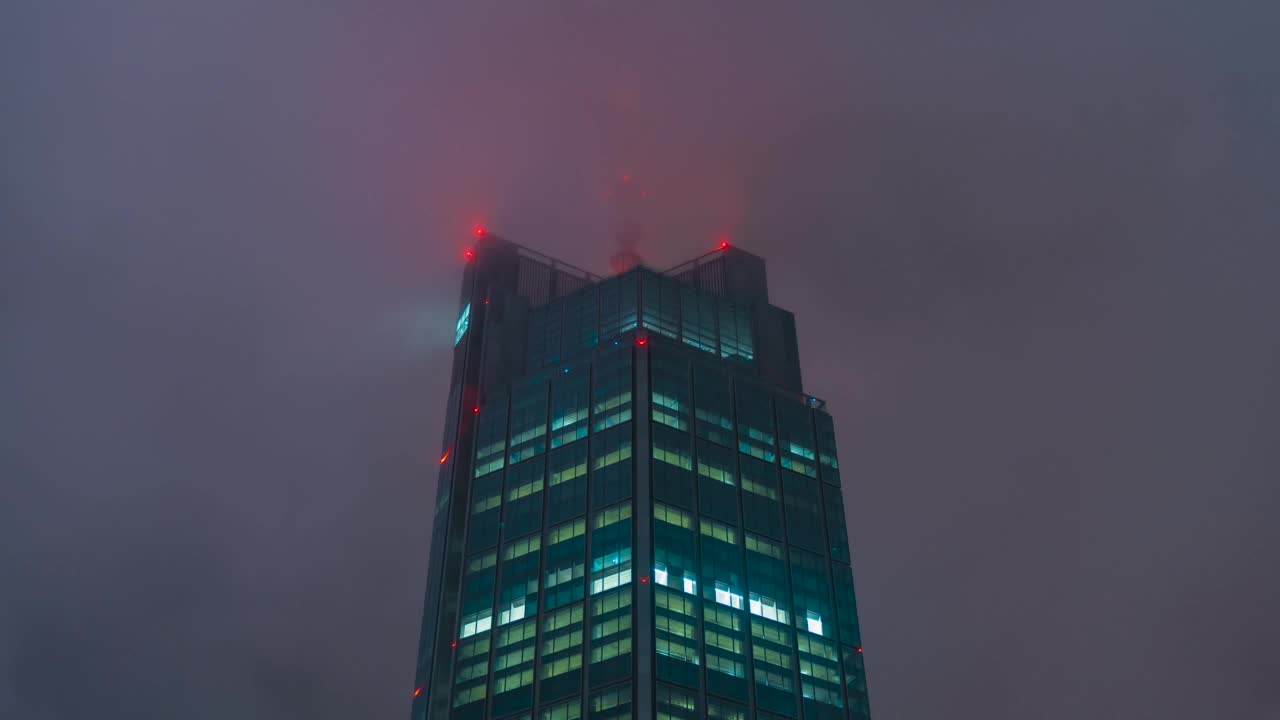 雾或云中的摩天大楼。夜晚的城市。视频素材